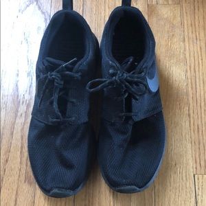8.5 Black Nike Roshes